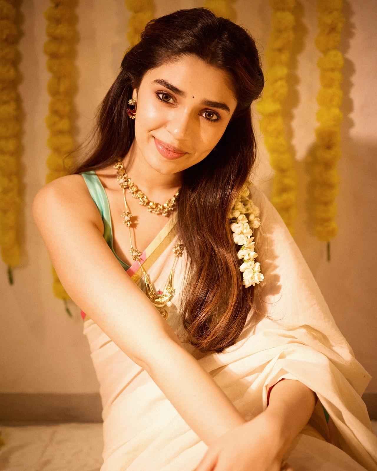 Krithi Shetty looks effortlessly elegant in a beige-colored saree. which she paired with a light-green blouse and natural makeup that highlighted her beauty